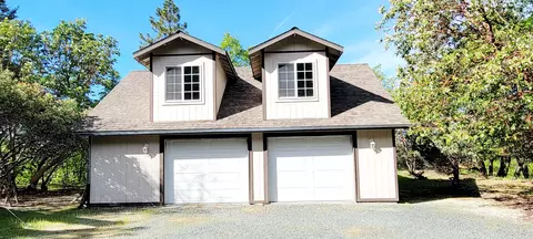 Exterior - 521 Harper Loop, Grants Pass, OR 97527 photo 6 of 8
