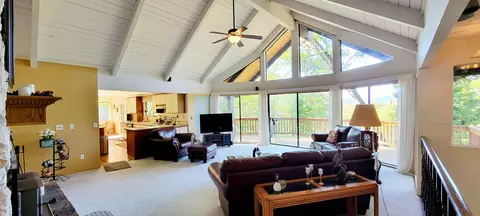 Living - 521 Harper Loop, Grants Pass, OR 97527 photo 2 of 3