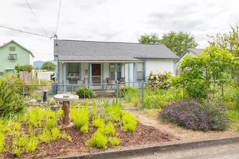 1007 SW Isham St, Grants Pass, OR 97526