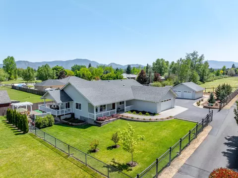 2905 Pruitt Pl, Grants Pass, OR 97527