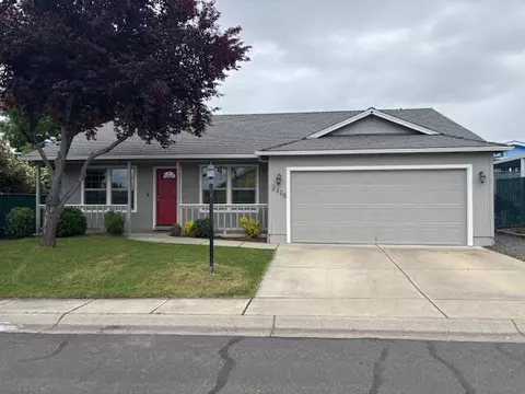 2225 New Haven Dr, Central Point, OR 97502