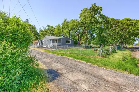 225 Wilson Rd, Central Point, OR 97502