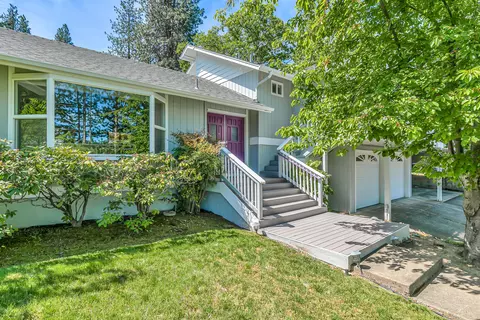 1820 Crestview Dr, Ashland, OR 97520
