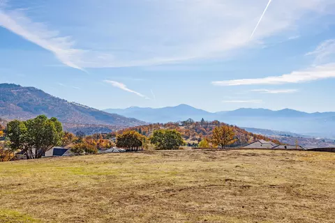 5637 Springview Ct, Medford, OR 97504