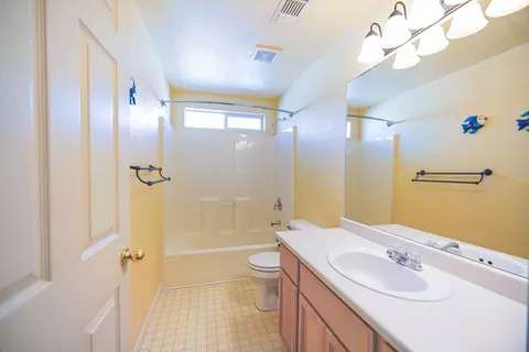 Bath - 428 Crystal Dr, Eagle Point, OR 97524 photo 1 of 2