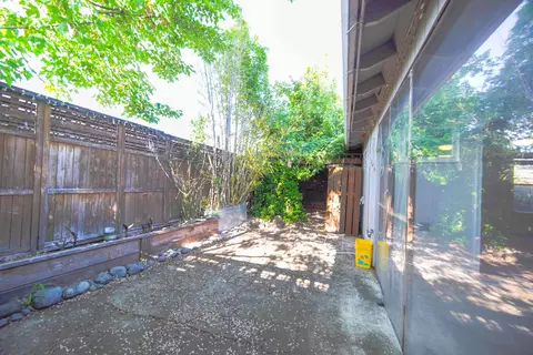 Exterior - 428 Crystal Dr, Eagle Point, OR 97524 photo 6 of 9