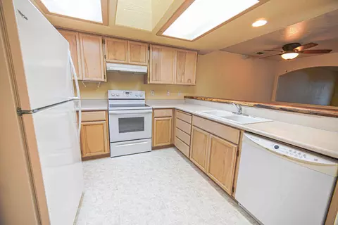 Kitchen - 428 Crystal Dr, Eagle Point, OR 97524 photo 3 of 4