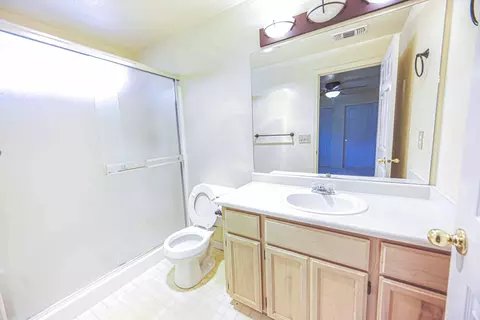 Bath - 428 Crystal Dr, Eagle Point, OR 97524 photo 2 of 2
