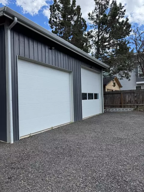 Exterior - 728 SE Sun Ln, Bend, OR 97702 photo 4 of 4