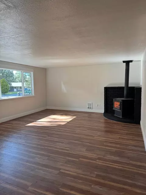 Living - 728 SE Sun Ln, Bend, OR 97702 photo 2 of 4