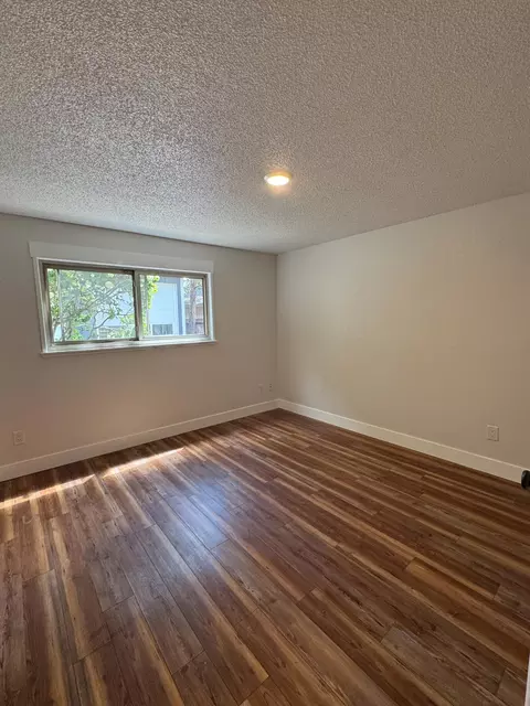Bedroom - 728 SE Sun Ln, Bend, OR 97702 photo 1 of 3