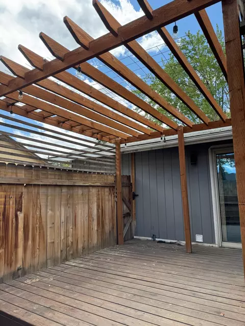 Exterior - 728 SE Sun Ln, Bend, OR 97702 photo 3 of 4