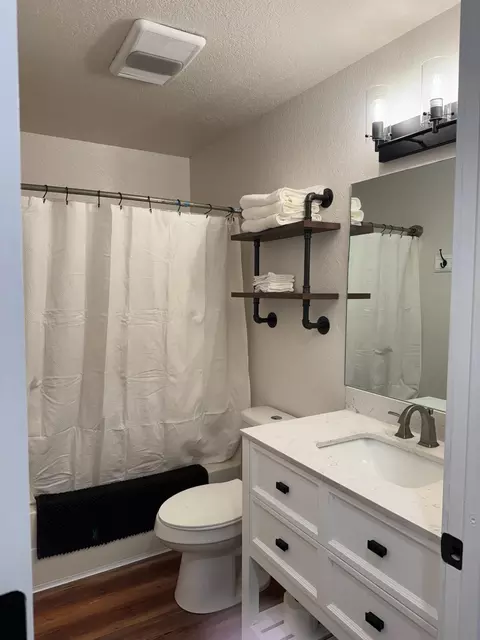 Bath - 728 SE Sun Ln, Bend, OR 97702 photo 1 of 1