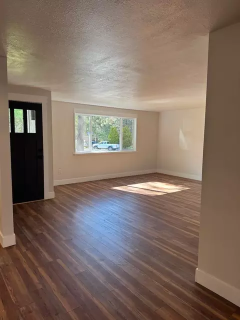 Living - 728 SE Sun Ln, Bend, OR 97702 photo 1 of 4