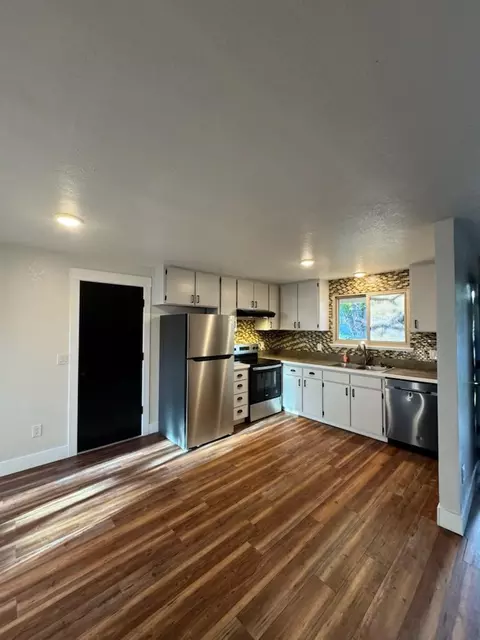 Kitchen - 728 SE Sun Ln, Bend, OR 97702 photo 3 of 3