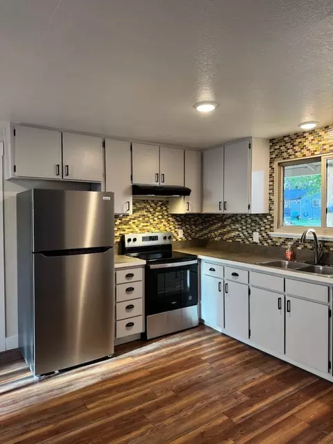 Kitchen - 728 SE Sun Ln, Bend, OR 97702 photo 2 of 3
