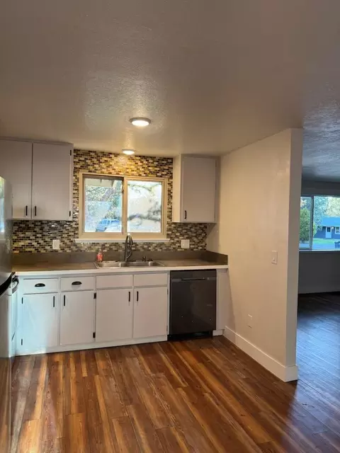Kitchen - 728 SE Sun Ln, Bend, OR 97702 photo 1 of 3