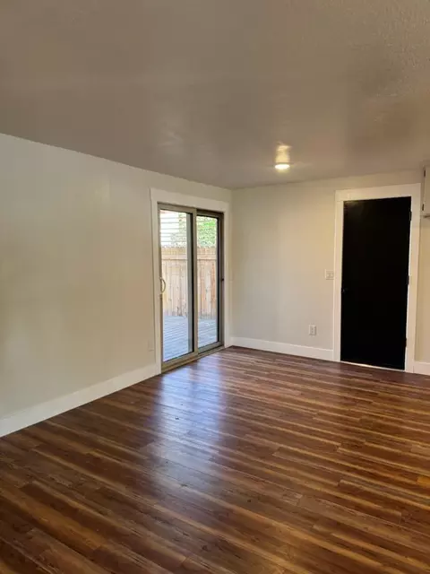 Living - 728 SE Sun Ln, Bend, OR 97702 photo 4 of 4
