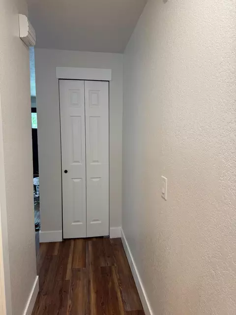 Entry Way - 728 SE Sun Ln, Bend, OR 97702 photo 1 of 1