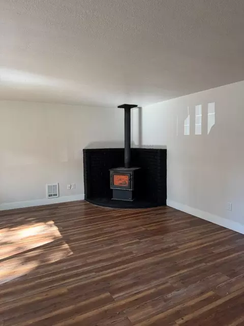 Living - 728 SE Sun Ln, Bend, OR 97702 photo 3 of 4