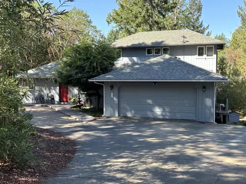 900 Shadow Hills Dr, Grants Pass, OR 97526