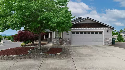 1180 Highlands Dr, Eagle Point, OR 97524