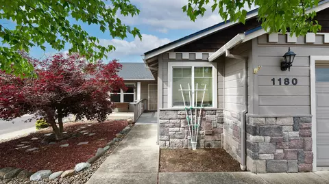 1180 Highlands Dr, Eagle Point, OR 97524 photo 2