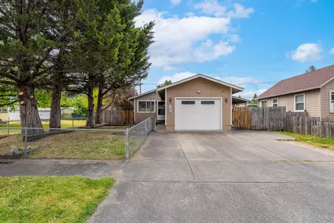 731 SW J St, Grants Pass, OR 97526