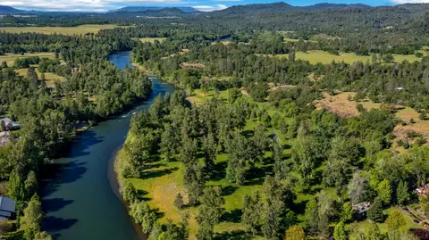 5512 Rogue River Dr, Eagle Point, OR 97524 photo 1