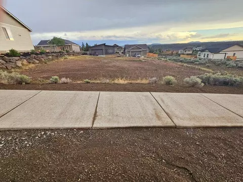 1053 SE Greenleaf Ln, Madras, OR 97741