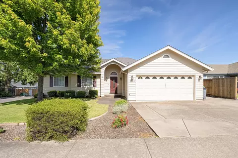 3846 Arrowhead Dr, Medford, OR 97504