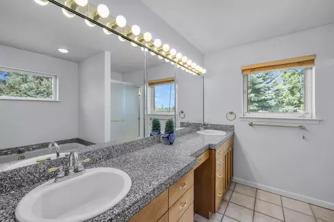 Bath - 63232 Peterman Ln, Bend, OR 97701 photo 2 of 4