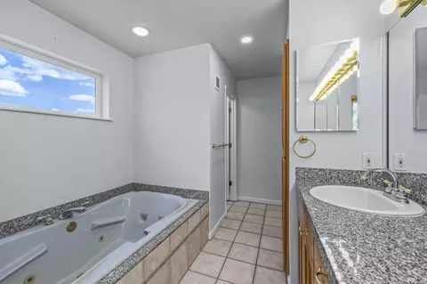 Bath - 63232 Peterman Ln, Bend, OR 97701 photo 1 of 4