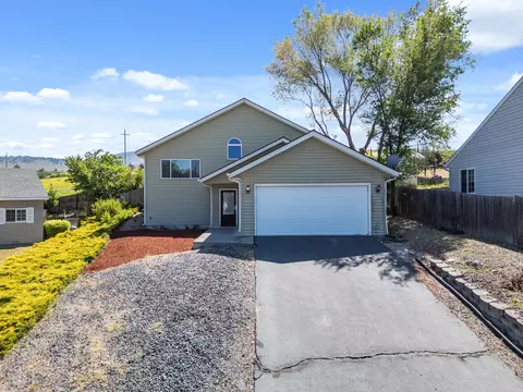2330 James Martin Ct, Klamath Falls, OR 97601