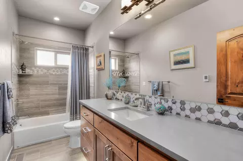 Bath - 21447 Belknap Dr, Bend, OR 97701 photo 2 of 2