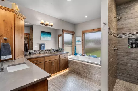 Bath - 21447 Belknap Dr, Bend, OR 97701 photo 1 of 2