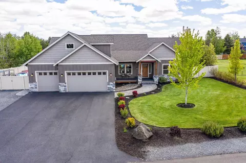 Exterior - 21447 Belknap Dr, Bend, OR 97701 photo 7 of 8