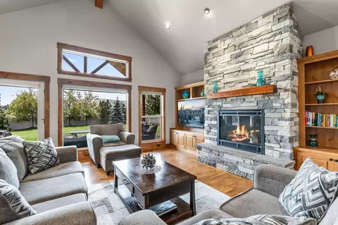 Living - 21447 Belknap Dr, Bend, OR 97701 photo 1 of 2
