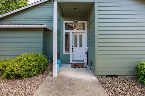 353 Live Oak Loop, Central Point, OR 97502