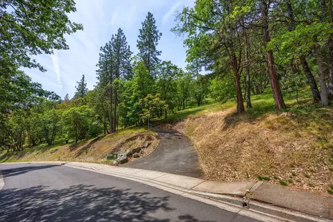 390 Strawberry Ln, Ashland, OR 97520