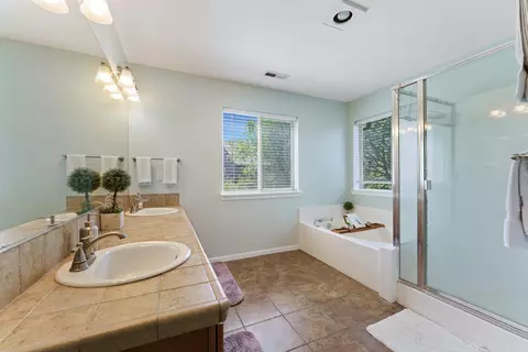 Bath - 21177 Ritz Pl, Bend, OR 97702 photo 2 of 4