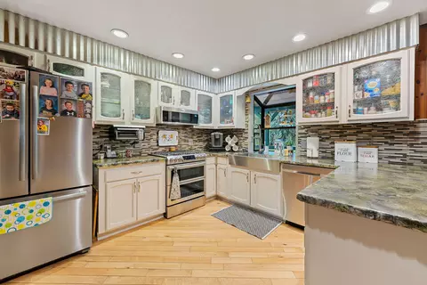 Kitchen - 4425 Evans Creek Rd, Rogue River, OR 97537 photo 1 of 2
