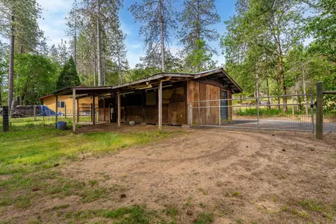 Exterior - 4425 Evans Creek Rd, Rogue River, OR 97537 photo 16 of 22