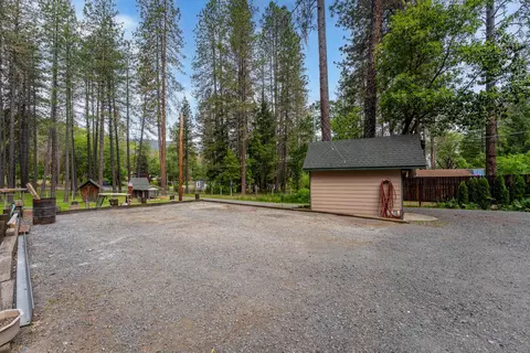 Exterior - 4425 Evans Creek Rd, Rogue River, OR 97537 photo 13 of 22