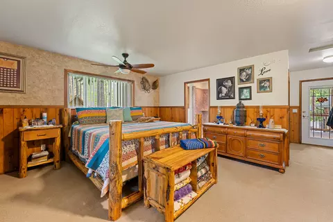 Bedroom - 4425 Evans Creek Rd, Rogue River, OR 97537 photo 2 of 5