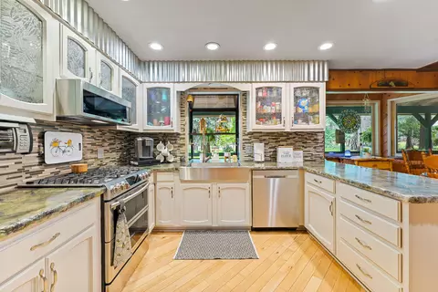 Kitchen - 4425 Evans Creek Rd, Rogue River, OR 97537 photo 2 of 2