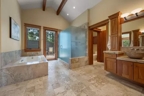 Bath - 18883 Sutherland Ct, Bend, OR 97702 photo 3 of 3