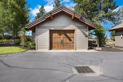 Exterior - 18883 Sutherland Ct, Bend, OR 97702 photo 21 of 23