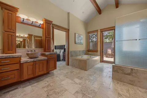 Bath - 18883 Sutherland Ct, Bend, OR 97702 photo 2 of 3