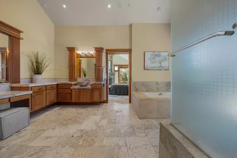 Bath - 18883 Sutherland Ct, Bend, OR 97702 photo 1 of 3